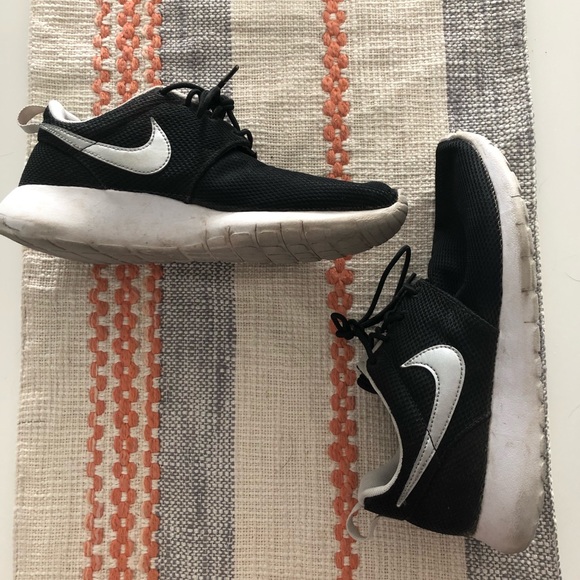 Nike Shoes - Nike Roshe